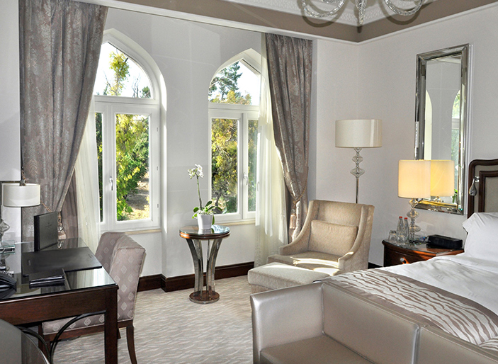 Palmieri Serramenti Casa arredata in stile classico con finestre bianche vista giardino